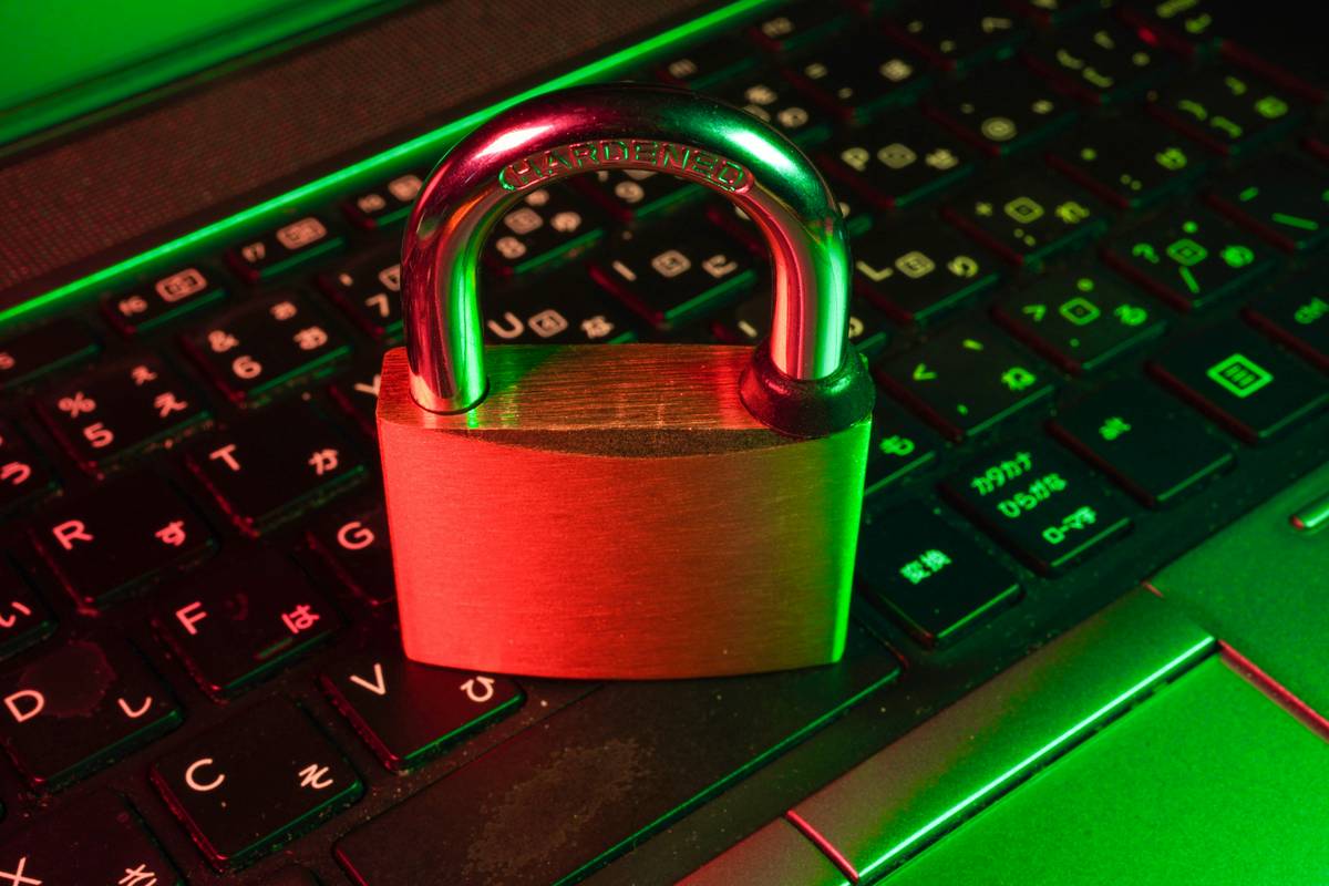 Bar chart showing 2023 audit results: 43% of VPN apps had critical security flaws, 28% had medium risks, only 29% passed securely