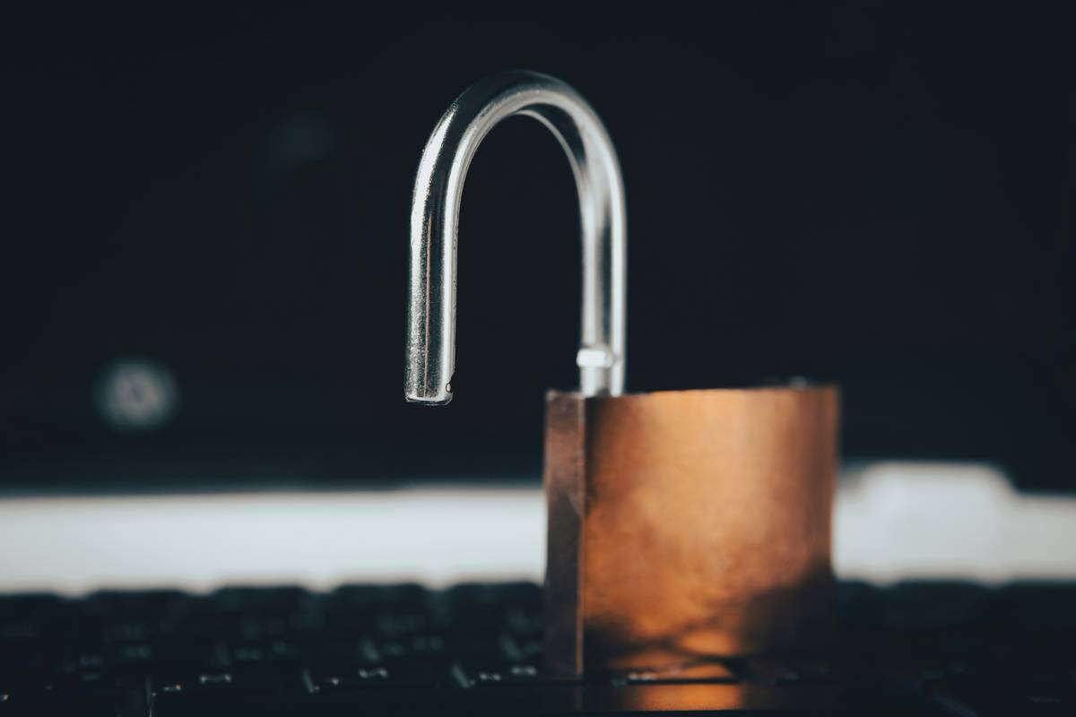 Infographic showing types of VPN leaks: DNS leaks, WebRTC leaks, IPv6 leaks, and logging policies